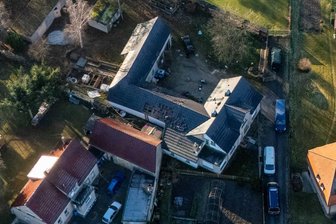 Toter nach Explosion in Sachsen: Hantierte der Mann mit gefährlichen illegalen Feuerwerkskörpern? - Die Explosion war so heftig, dass ein Mann im nordsächsischen Kobershain nach dem Hantieren mit explosiven Stoffen starb. Selbst Teile des Dachs wurden durch die Detonation noch in Mitleidenschaft gezogen.