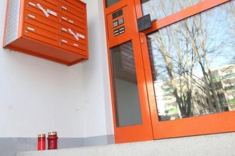 Toter Säugling in Plauen: Mutter noch nicht vernehmungsfähig - Nach dem Fund des toten Babys standen vor dem Mehrfamilienhaus an der Straße der Deutschen Einheit Grablichter.