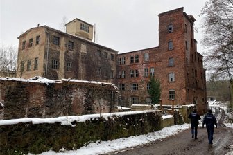 Toter Senior in Rochsburg: Vorahnung wird zur traurigen Gewissheit - Am 6. Dezember 2023, parallel zu einer großen Suchaktion durch Polizeischüler in einem anderen Areal, suchte die Polizei auch auf einem Teil des Geländes der ehemaligen Rochsburger Papierfabrik mit ihren verfallenden Gebäuden (Foto). Der Vermisste wurde nun tot auf einem verschlossenen Bereich des Geländes gefunden.