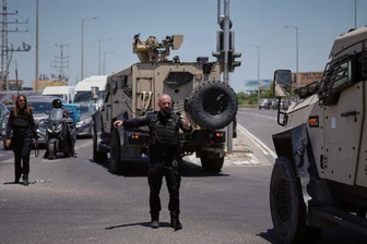 Toter und Verletzte bei Anschlag in Israel - Einsatzkräfte der Polizei am Ort eines Anschlags in Israel.
