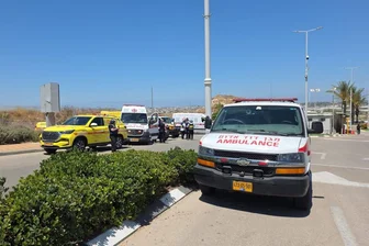 Toter und Verletzte bei mutmaßlichem Anschlag in Israel - An mehreren Orten nordöstlich von Tel Aviv fallen Schüsse. Ein Krankenwagen steht am Einsatzort. 