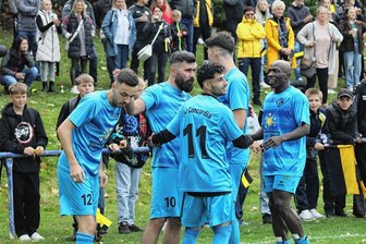 "Totgesagte leben länger" - Concordias Youssef Naemt (Zweiter von links) traf in der dritten Minute der Nachspielzeit der ersten Halbzeit zum spielentscheidenden 1:0 im Derby gegen Wacker Plauen. Mit mittlerweile neun Saisontoren steht Naemt auf dem geteilten 3. Platz der Torjägerliste. Bereits jetzt nach zehn Spielen hat der SV Concordia Plauen nur drei Punkte weniger geholt als in der kompletten vergangenen Saison.