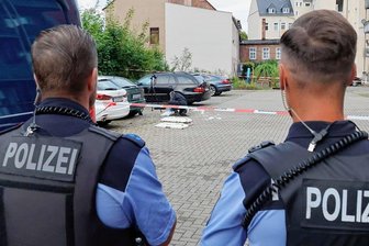 Totschlag in Chemnitzer Hinterhof: Prozess beginnt Anfang März - Der Tatort: ein Hinterhof an der Reichenhainer Straße. Die Opfer standen zwischen zwei Autos und unterhielten sich, als ein Mann auf sie einstach. Der mutmaßliche Täter muss sich Anfang März vor dem Landgericht verantworten. 