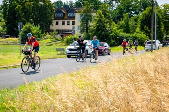 Tour de Osten: Kulturhauptstadt Chemnitz lockt Radler auch nach Mittelsachsen - Die erste Gruppe erreichte die Jugendherberge in Falkenhain am Montag kurz vor Mittag.
