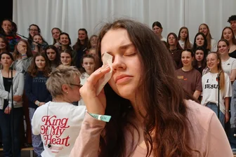 Tour durchs Erzgebirge: Teenager-Musical über Mobbing, Hoffnung und Veränderung - Therese Heinig spielt Marie, die an ihrer Schule gemobbt wird.