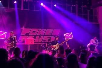 Tour-Finale von Power Plush im „Atomino“: Herzen an die Macht! - Power Plush im Atomino.