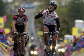 Tour-Revanche im Mini-Format - Juni 2004: Zielankunft in Oberwiesenthal bei der Königsetappe der Deutschlandtour. Als Erster hatte Francisco Manzebo Perez den Fichtelberg erklommen, links neben ihm fährt Jens Voigt. Der Mecklenburger konnte die Tour bisher als einziger Deutscher zweimal (2006, 2007) gewinnen. 