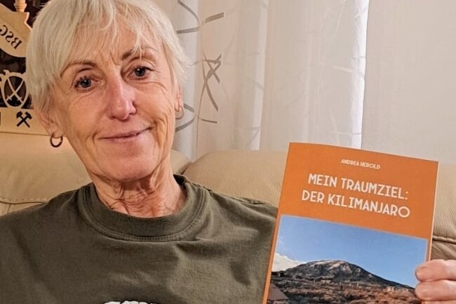 Tour zum Kilimanjaro jetzt zum Nachlesen - Andrea Herold mit ihrem druckfrisches Buch. 