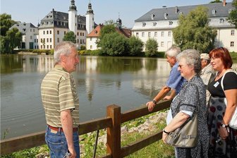 Tourismus: Crimmitschau setzt nicht allein auf Kleinstadt-Idylle - Führungen durchs Gelände des Deutschen Landwirtschaftsmuseums Schloss Blankenhain sind beliebt. Im Bild: Museumsmitarbeiter Stefan Kerat (l.) im Gespräch mit Touristen, die die hiesige Region erkunden.