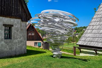 Tourismus: Erzgebirge mit über 2,6 Millionen Übernachtungen erneut Spitzenreiter in Sachsen - Auch der Purple Path, hier das Kunstwerk „Twister“ in Seiffen, lockte zahlreiche Touristen ins Erzgebirge.