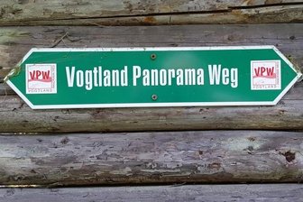 Tourismus: Gästezahlen erholen sich - Der Vogtlandpanoramaweg belegte den vierten Platz bei der Publikumswahl zu "Deutschlands schönstem Wanderweg 2022". Er trägt dazu bei, dass immer mehr Wanderfreunde die Region ansteuern. 