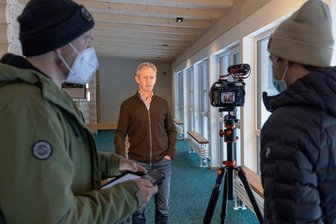 Tourismus im Corona-Lockdown: Oberwiesenthaler richten Video-Appell an Landespolitik - Steven Busch von Mushroom Productions und Marcel Lohr von Mountainlovers beim Video-Dreh in Oberwiesenthal. Der erfolgte ehrenamtlich. Hotelier Jens Weißflog ist einer der Beteiligten des Appells an die Landesregierung.