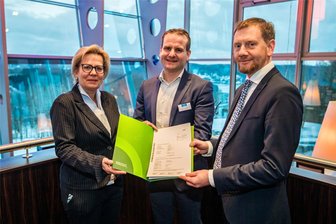 Tourismus im Erzgebirge: Hotel in Eibenstock bekommt eine Erlebnis-Indoorwelt - Ralf Schibelius, der Geschäftsführer des Hotel Am Bühl (Mitte), freut sich über den Fördermittelbescheid, der ihm von Ministerpräsident Michael Kretschmer und Tourismusministerin Barbara Klepsch überbracht wurde.