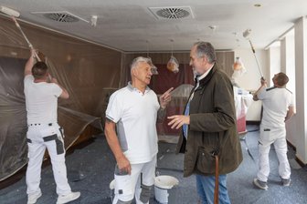 Tourismus im Erzgebirge: Oberwiesenthaler Hotelier will Millionen in Neubau stecken - Zuletzt sind große Teile des „Rathaushotels“ renoviert worden. Im Bild: Andreas Motzny (l.) von der Malerfirma aus Leipzig und Hoteleigentümer Hans Pankl.