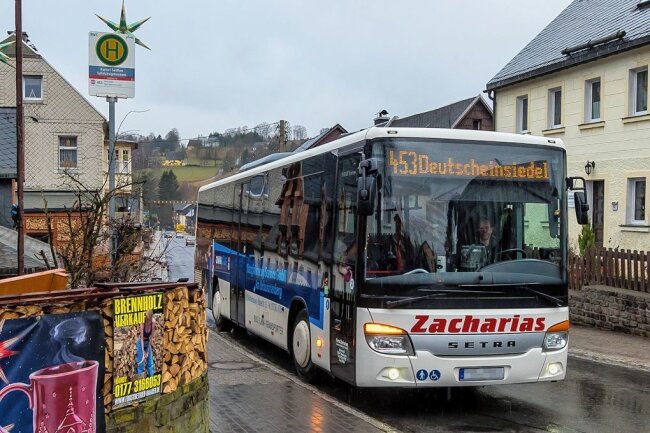 Tourismus im Erzgebirge: Orte führen Gratisticket für Bus und Bahn ein - Inhaber einer Gästekarte können kostenlos mit Bus und Bahn unterwegs sein, so auch im Spielzeugdorf Seiffen. 