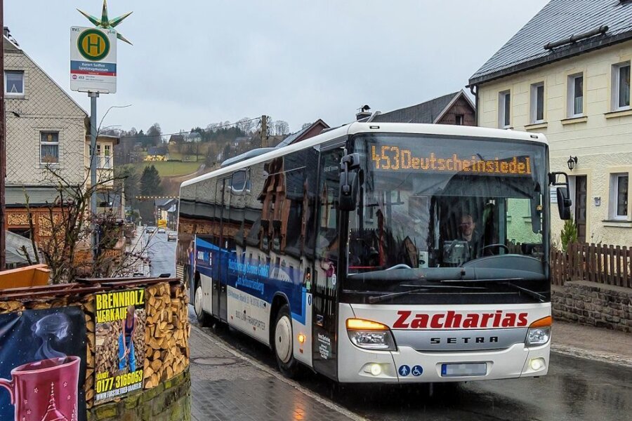 Tourismus im Erzgebirge: Orte führen Gratisticket für Bus und Bahn ein - Inhaber einer Gästekarte können kostenlos mit Bus und Bahn unterwegs sein, so auch im Spielzeugdorf Seiffen. 