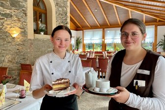 Tourismus im Erzgebirge: Wie viele Vier-Sterne-Hotels verträgt die Region? - Das Landhotel Rittersgrün ist eines der Vier-Sterne-Hotels im Erzgebirge. Charlott Zielonka und Emelie Hrabik (r.) hatten dort ihr Herz für den Service entdeckt.