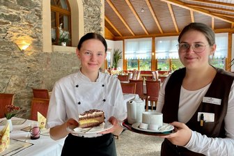 Tourismus im Erzgebirge: Wie viele Vier-Sterne-Hotels verträgt die Region? - Das Landhotel Rittersgrün ist eines der Vier-Sterne-Hotels im Erzgebirge. Charlott Zielonka und Emelie Hrabik (r.) hatten dort ihr Herz für den Service entdeckt.