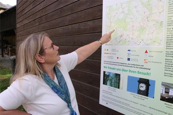 Tourismus im Vogtland: Neue Wandertafel in Rothenacker enthüllt - Heike Löffler vom Fremdenverkehrsverein Rosenbach/Vogtland an der neuen Wandertafel.