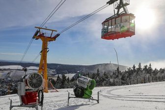 Zwei Schneekanonen stehen an der Fichtelberg Schwebebahn auf der Skipiste auf dem Fichtelberg.