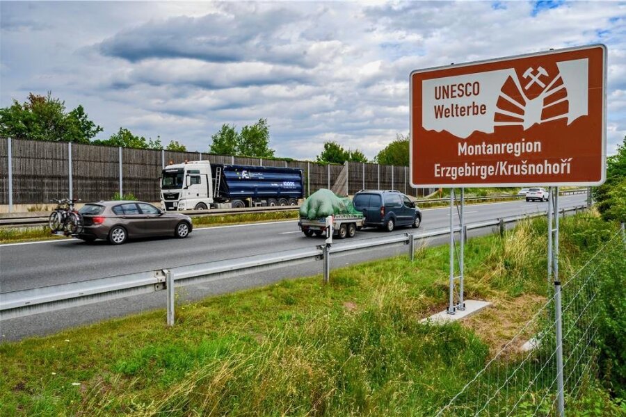 Tourismus in Sachsen: Unternehmen aus Dresden lässt braune Autobahnschilder reden - Etwa 3400 braune Autobahnschilder gibt es in Deutschland, davon 169 in Sachsen. Eines der jüngsten ist der Hinweis auf die Montanregion. Das Werbeschild befindet sich an der A 72. 