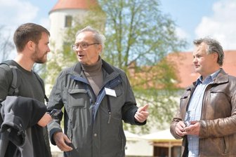 Tourismus in Silberstadt zieht wieder an - Stadtführer Klaus Kempe bricht mit Andreas Pursche aus Lübben (r.) und Sebastian Burkert aus Aue am Schlossplatz zu einer Tour durch die Freiberger Altstadt auf. Beide Besucher bedauerten, dass die Reiche Zeche und das Stadt- und Bergbaumuseum wegen Bauarbeiten geschlossen waren. 