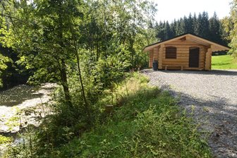 Tourismus und Wald - geht das? Forstleute wollen in Eibenstock mit Bürgern ins Gespräch kommen - Um touristische Aktivitäten zu lenken, hat der Forst an beliebten Wanderstrecken Blockhütten aufgestellt.
