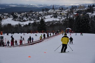Tourismus: Vogtland hinkt Sachsen hinterher - Skifahrer in Schöneck: 2018 gab es ideale Wetterbedingungen für Gäste. 2019 musste Schöneck jedoch Verluste hinnehmen.