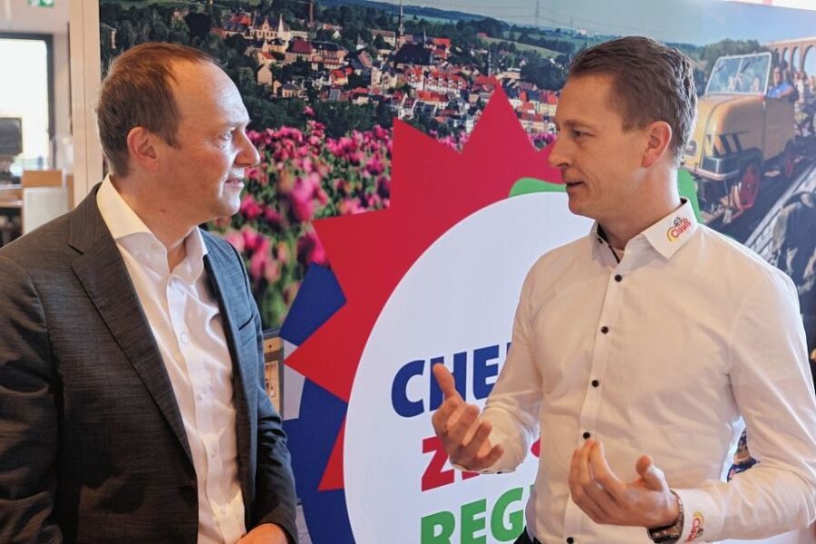 Tourismus-Werbung geht auch durch Magen - Bäckermeister Roman Clauß (rechts) im Gespräch mit Agrarminister Wolfram Günther. 