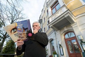 Tourismusführer gibt seltsame Tipps - Wolfgang Fröde ist Restaurantleiter im Ami an der Enzmannstraße. Dass in dem neuen Reisemagazin mit einer Auflage von 100.000 Stück verbreitet wird, man könne samstagmittags bei ihm speisen, verwundert ihn. "So ein Quatsch" lautet sein Kommentar.