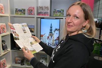 Tourismusmesse in Leipzig: Zwickau glänzt mit Bergparade - Der Tourismusverband Chemnitz-Zwickau-Region ist in Leipzig präsent, im Bild Mitarbeiterin Stefanie Weise. Foto: Ralf Wendland