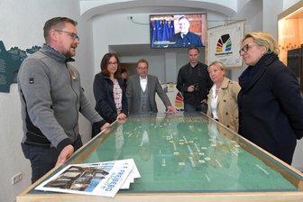 Tourismusministerin Barbara Klepsch besucht Freibergs Welterbe-Infopunkt - Steve Ittershagen und Barbara Klepsch besuchten am Montag den Info-Punkt in Freiberg