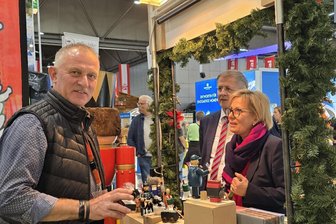 Tourismusministerin Barbara Klepsch findet das Erzgebirge in Leipzig - Unter den Besuchern am Stand der Erzgebirger und von Uwe Löschner (l.) war auch Tourismusministerin Barbara Klepsch (r.).
