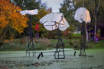 Tourismusverband organisiert Bustouren zu Kunstwerken des „Purple Path“ - Die Künstlerin Monika Sosnowska schuf die Skulpturengruppe „Ghosts“ in Callenberg.