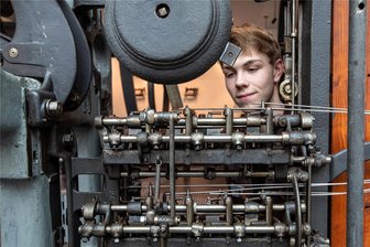 Tourismuswerbung für Plauen: Stadt ist Thema im Podcast „Reisen beginnt im Kopf“ - In der Fabrik der Fäden ist diese Pantografen-Schiffchen-Stickmaschine zu sehen. Auch sie wird im Podcast erwähnt.