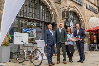 Tourist-Info in Chemnitz hat neuen Betreiber: Sonntagsöffnungen sollen getestet werden - Bei der offiziellen Übertragung der Tourist-Info am Dienstag waren der Chemnitzer OB Sven Schulze, Zwickaus Landrat Carsten Michaelis, Verbandschefin Marika Fischer und Sparkassen-Chef Michael Kreuzkamp (von links) dabei.