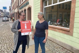 Tourist-Info in Rochlitz im Umbau: Platz für regionale Produkte wächst - Ilke Schulz (links) und Mitarbeiterin Susanne Handke-Jacobs vor der Interimslösung.