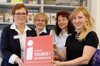 Tourist-Info Reichenbach erhält Qualitätssiegel - Antje Schubert, Kristina Voigt und Petra Keßler vom Team der Tourist-Information Reichenbach mit Sabine Schrodt, Destinationsbetreuerin des Tourismusverbandes Vogtland (im Bild von links).