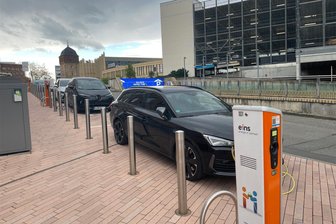 Tourist mit E-Auto verärgert über Ladepreis in Chemnitz - In der Innenstadt nutzen viele E-Auto-Fahrer die Eins-Ladesäulen an der Theaterstraße, auch Hotelgäste, die nachts zusätzlich eine Nutzungsgebühr ab Minute 181 zahlen.