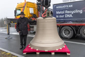 Touristen staunen: Neue Friedensglocke steht schon mal kurz auf dem Fichtelberg - Moment des Glücks: Schwarzenbergs Türmer Gerd Schlesinger gehört zu den Vätern der Friedensglocke. Entsprechend froh war er am Freitag, als die neue Bronzeglocke auf dem Fichtelberg ankam.