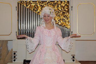 Tourneetheater lässt junge Prinzessin in Dinner-Komödie lebendig werden - Die erste Dinner-Komödien-Premiere des Tourneetheaters „Comediantes“ steht an. Am Freitag ist Anna Katharina Bittermann in der Rolle von Maria Christina, Erzherzogin von Österreich, zu sehen.