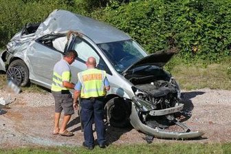 Toyota fliegt auf A4-Abfahrt Böschung hinab - 
