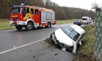 Toyota landet in Graben - Fahrer schwer verletzt -