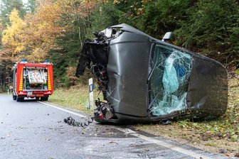 Toyota überschlägt sich - Fahrer schwer verletzt -