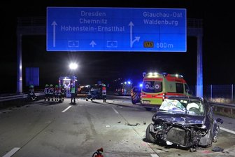 Trümmerfeld auf A4 bei Glauchau: Mann stirbt in Auto -