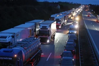Trümmerfeld auf A4: Mann stirbt in Auto, Frau schwer verletzt - Der Verkehr staute sich nach dem Unfall teilweise bis zur Anschlussstelle Meerane zurück.