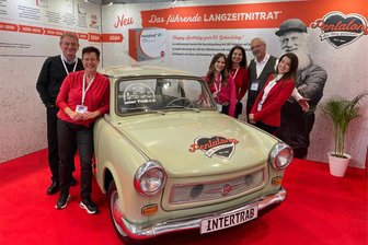 Trabant 601 aus Zwickau als umlagerte Attraktion bei Mediziner-Tagung in Hamburg: Ost-Ikonen feiern Doppeljubiläum - Trabant am Stand von Puren Pharma: Wolfgang Kießling (2. v. r.) und Martina Fuhr (2. v. l.) hatten die Aktion gemeinsam eingefädelt.