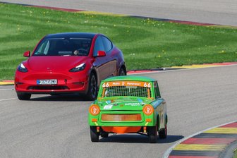Trabant oder Tesla in Mittelsachsen? - „Der Trabant hat Heimvorteil und 60 Jahre Vorlauf“ - In der Zulassungsstatistik von Mittelsachsen führt der Trabant vor dem Tesla. So wie hier auf einem Foto vom „Electrified Horizon“, bei dem im April E-Autos auf dem Sachsenring unterwegs waren. Wobei dieser Trabi über einen Elektromotor angetrieben wird.