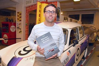 Trabant-Rennsport in der DDR: Buchlesung im Textil- und Rennsport Museum Hohenstein-Ernstthal - Autor Jens Conrad stellt im Textil- und Rennsportmuseum sein Buch „Meister mit zwei Kerzen“ vor.