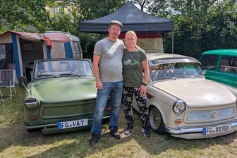 Trabant-Treffen in Nossen: Wo der Duft von Zweitakt-Abgasen die Herzen höher schlagen lässt - Rony Rudelt (l.) und Freundin Nicole Möbius mit ihren zwei Trabanten.